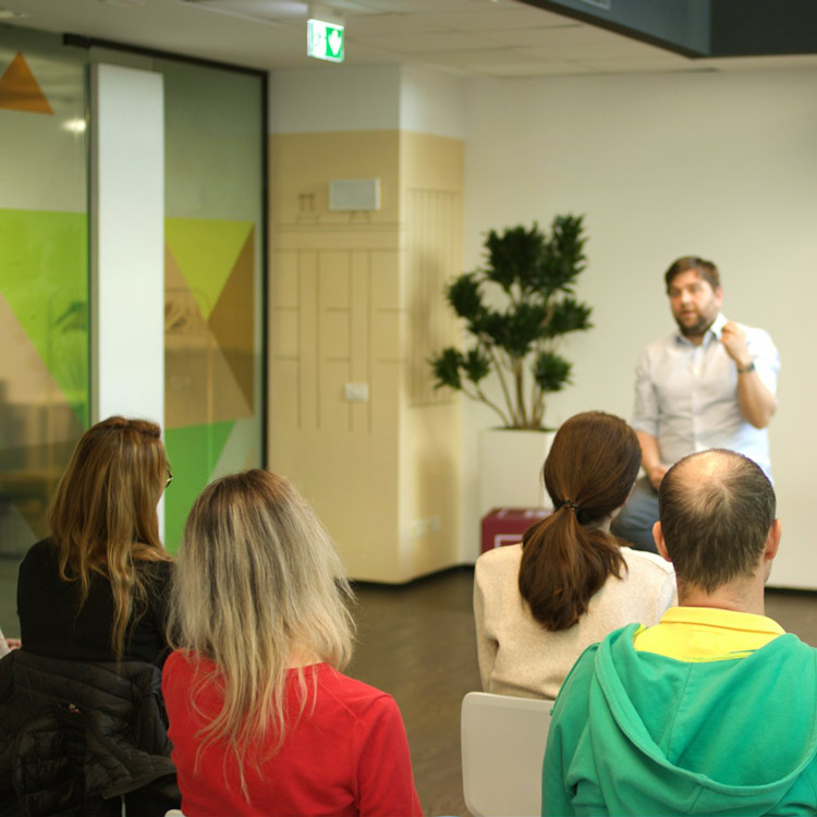 evenimente-corporate-curatoriat-moderare-ateliere-copiii-angajatilor-concept-voice-over